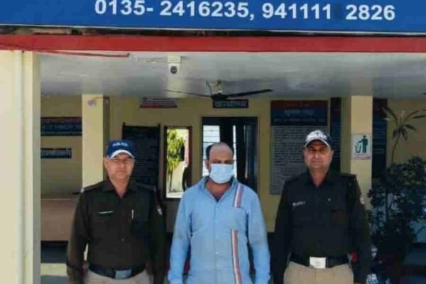 रायपुर क्षेत्र में जनसेवा केन्द्र में हुई लूट की घटना का दून पुलिस ने किया खुलासा, घटना के मास्टर माइंड दिलशाद सहित 3 अभियुक्तों को पुलिस ने किया गिरफ्तार