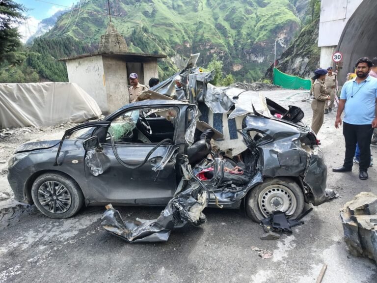 बदरीनाथ हादसा: पहाड़ी से गिरा कार के ऊपर पत्थर, महिला की मौत, दो घायल