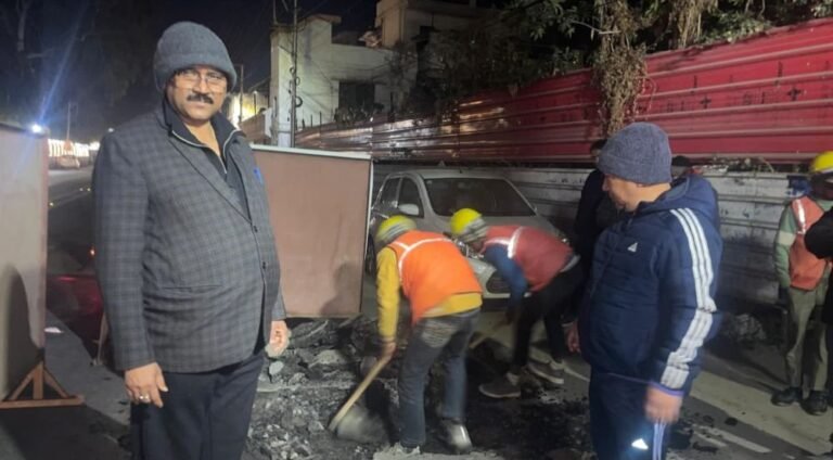 सीएम पुष्कर सिंह धामी के विजन को लगातार धरातल पर उतारते एमडी पिटकुल पी.सी. ध्यानी; आधी रात बिजली प्रोजेक्ट का किया औचक निरीक्षण, लापरवाही पर कार्यदायी संस्था को लगाई कड़ी फटकार