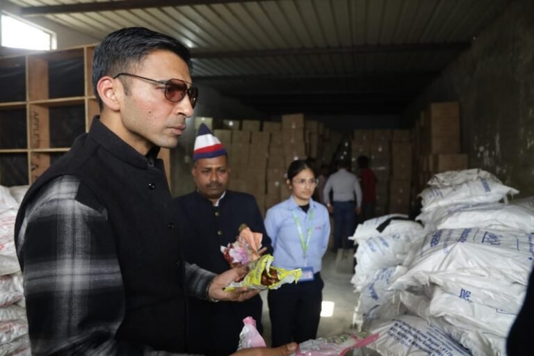 डीएम सविन बंसल ने आंगनबाड़ी केंद्रों को राशन ले जा रहे वाहनों को रुकवाकर मौके पर ही खाद्य सामग्री की सैंपलिंग कराई