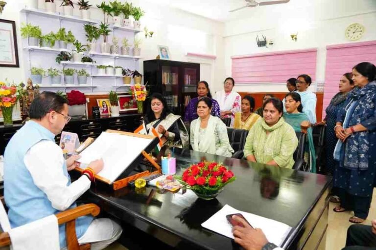 सीएम धामी से मिला आंगनबाड़ी कार्यकत्रियों का प्रतिनिधि मंडल, मुख्यमंत्री के आश्वासन पर हड़ताल स्थगित
