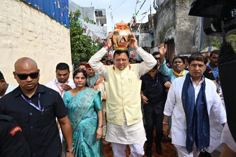 भगवानपुर में आयोजित कलश बंधन महारैली में मुख्यमंत्री धामी ने संत शिरोमणि गुरु रविदास जी के मंदिर में पूजा-अर्चना कर कलश यात्रा का किया शुभारंभ